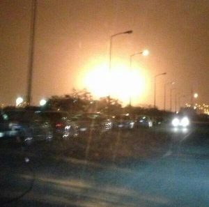 (بالصور) مواطنون ينفون رواية السعودية ويؤكدون: الانفجارات مستمرة والإسعافات تتوافد وتكتيم كبير وتحذيرات من التصوير