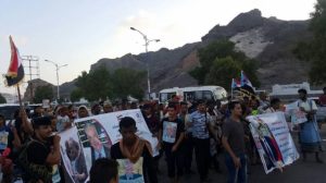 مسيرة في عدن رفضا لاستقالة المحافظ والمطالبة بإقالة بن دغر