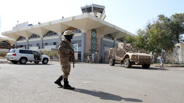 وزارة مالية العليمي ومطار عدن يكشفان سبب انهيار العملة المحلية