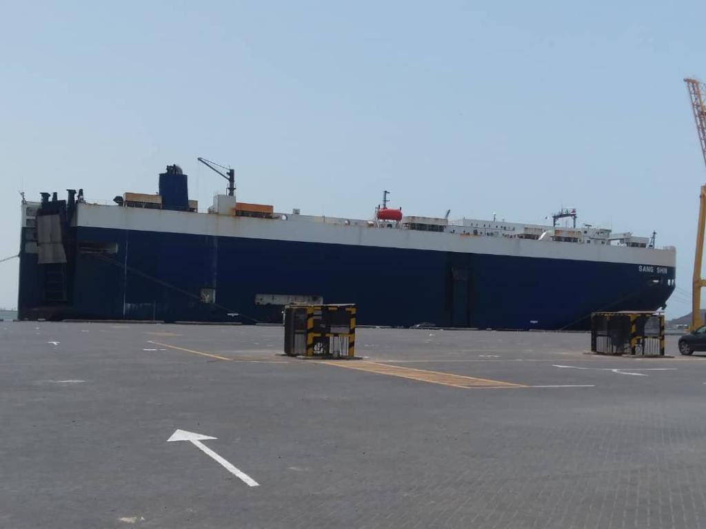 مصادر توضح سبب اقتحام لودر.. سفينة الـ(500) آلية عسكرية الواصلة ميناء عدن