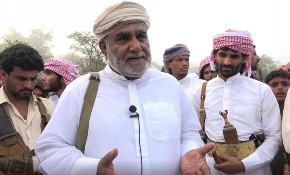 يمني شجاع يعترض ضباط سعوديين ويهددهم: لولا أني ما أبغى أقتلكم وإلا كنت قتلتكم واحد واحد(فيديو)
