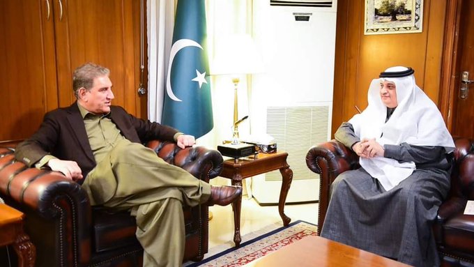 وزير الخارجية الباكستاني يهين السعودية ويضع قدمه في وجه سفيرها