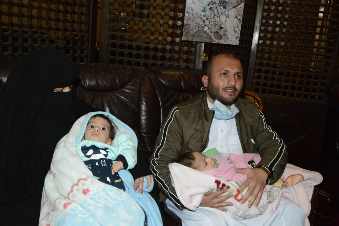 عودة الطفلين السياميين التوأم محمد وأحمد البخيتي إلى صنعاء بعد عملية فصل ناجحة